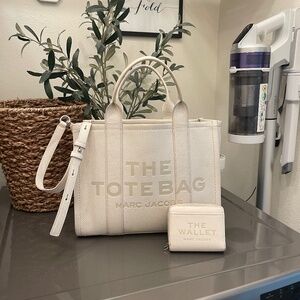 Marc Jacobs The Medium Leather Tote Bag With Wallet Set